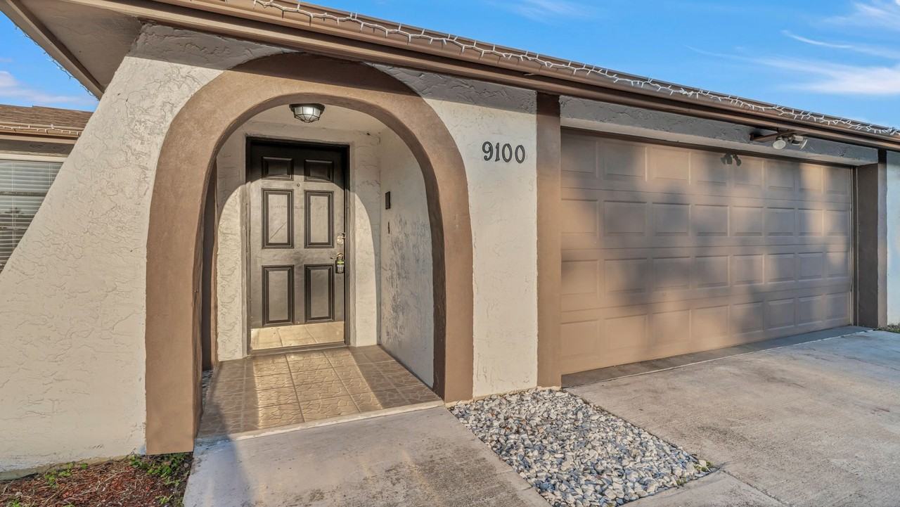 9100 Hunt Club Ln - Photo 2 of 28