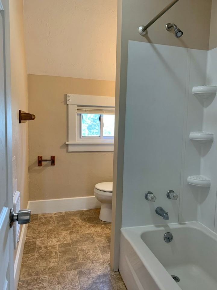 244 W Perry St - Photo 3 of 8