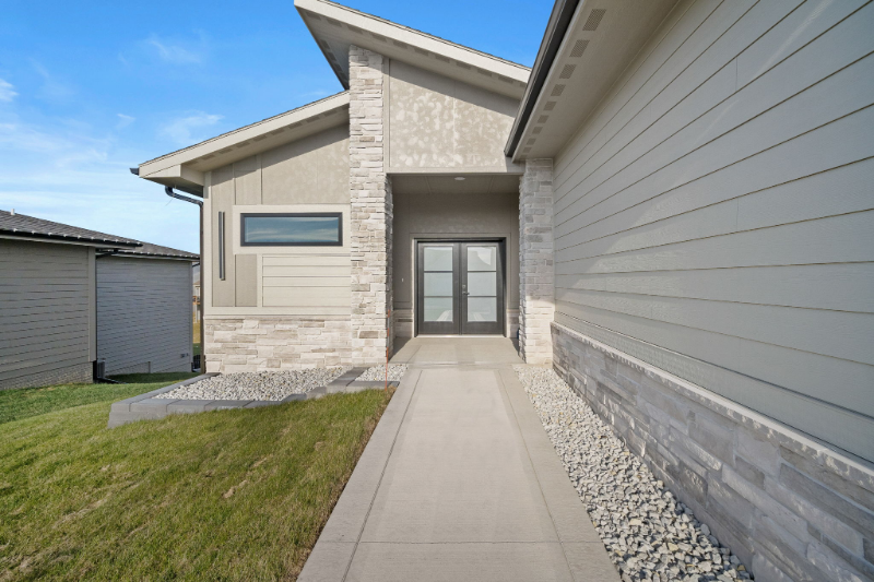 18063 Tanglewood Dr - Photo 2 of 20