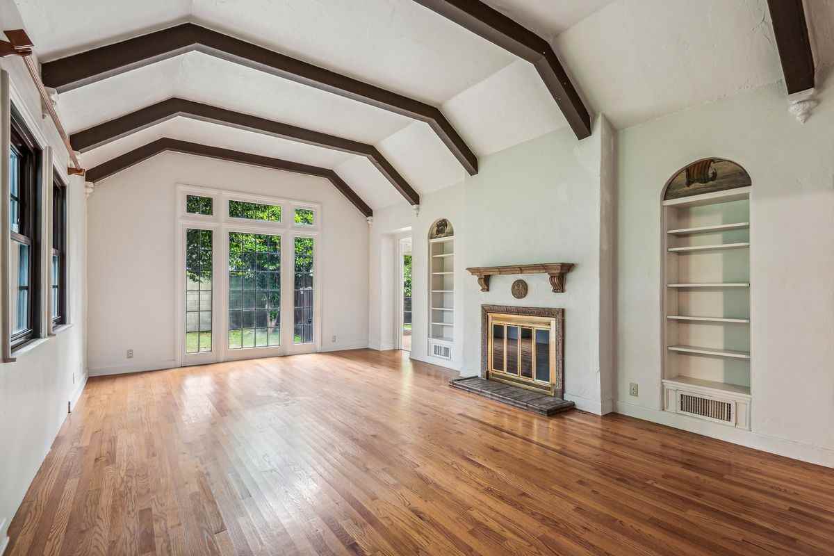 610 Woodward Blvd - Photo 3 of 17