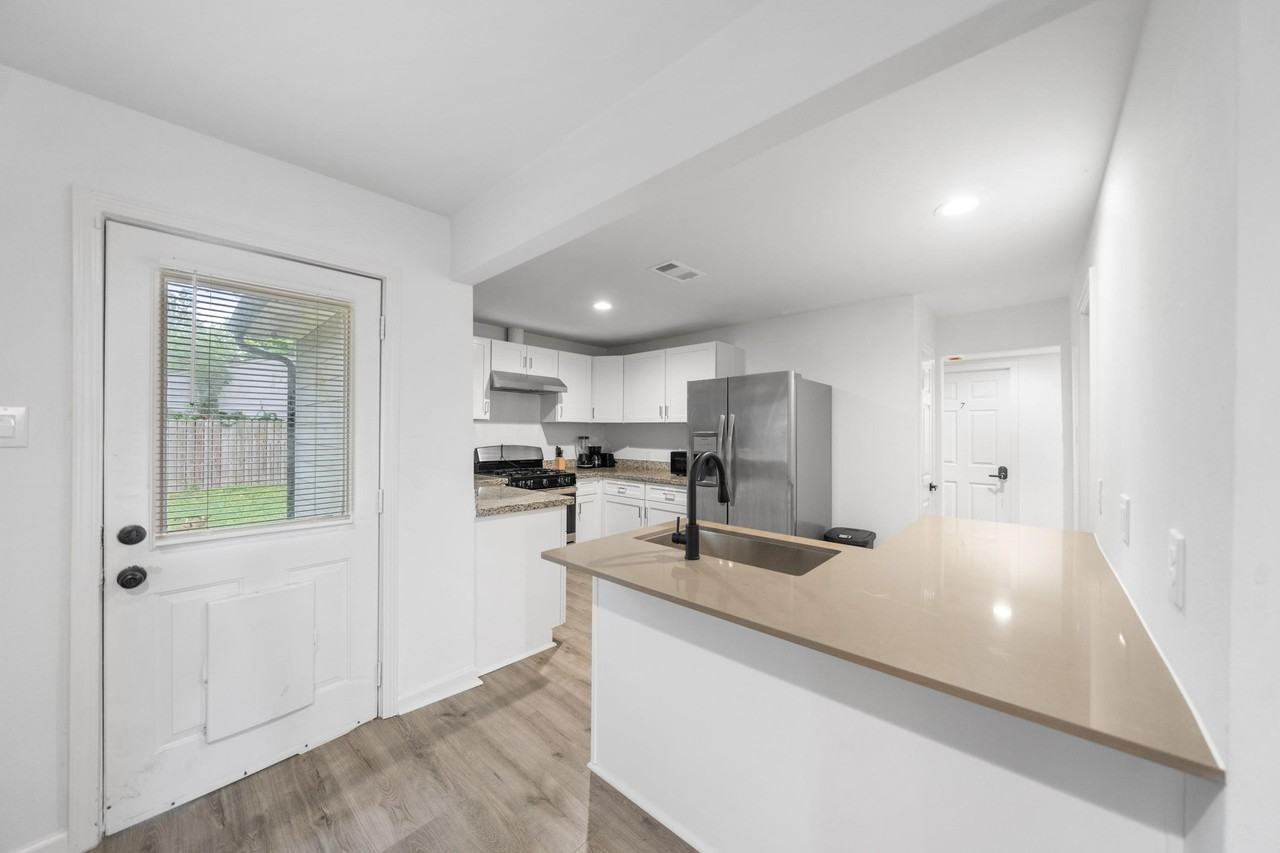 Lyndhurst Drive - Photo 4 of 13