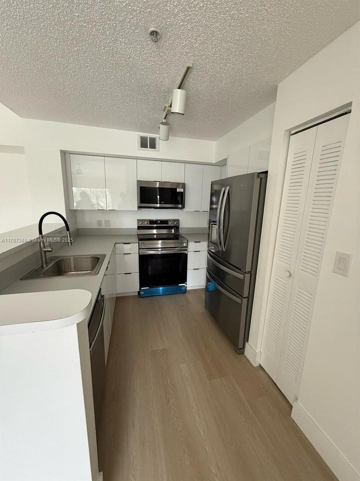 4320 Nw 107th Ave #303-1 - Photo 5 of 9