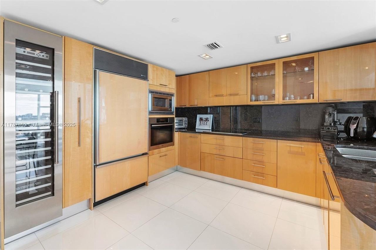 6801 Collins Ave - Photo 3 of 42