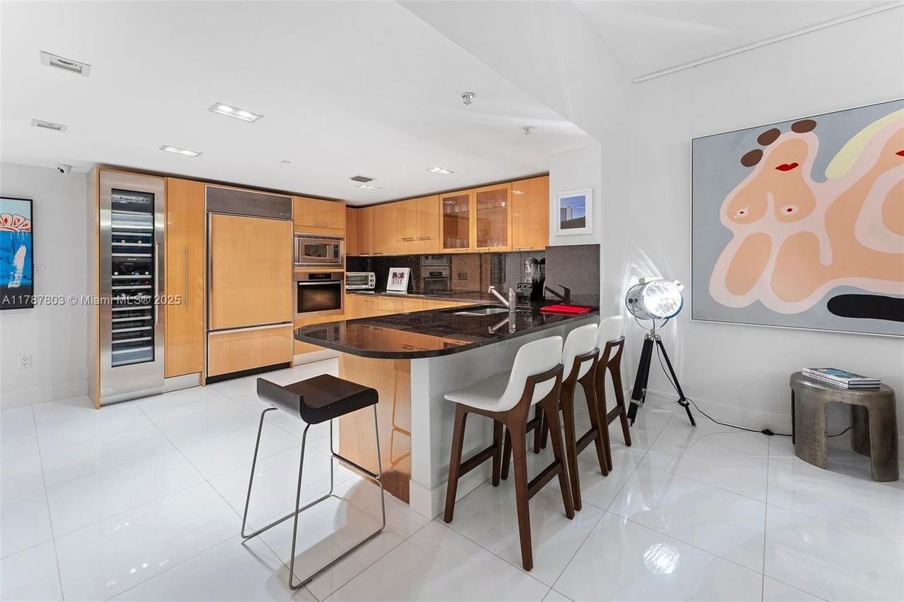 6801 Collins Ave - Photo 4 of 42