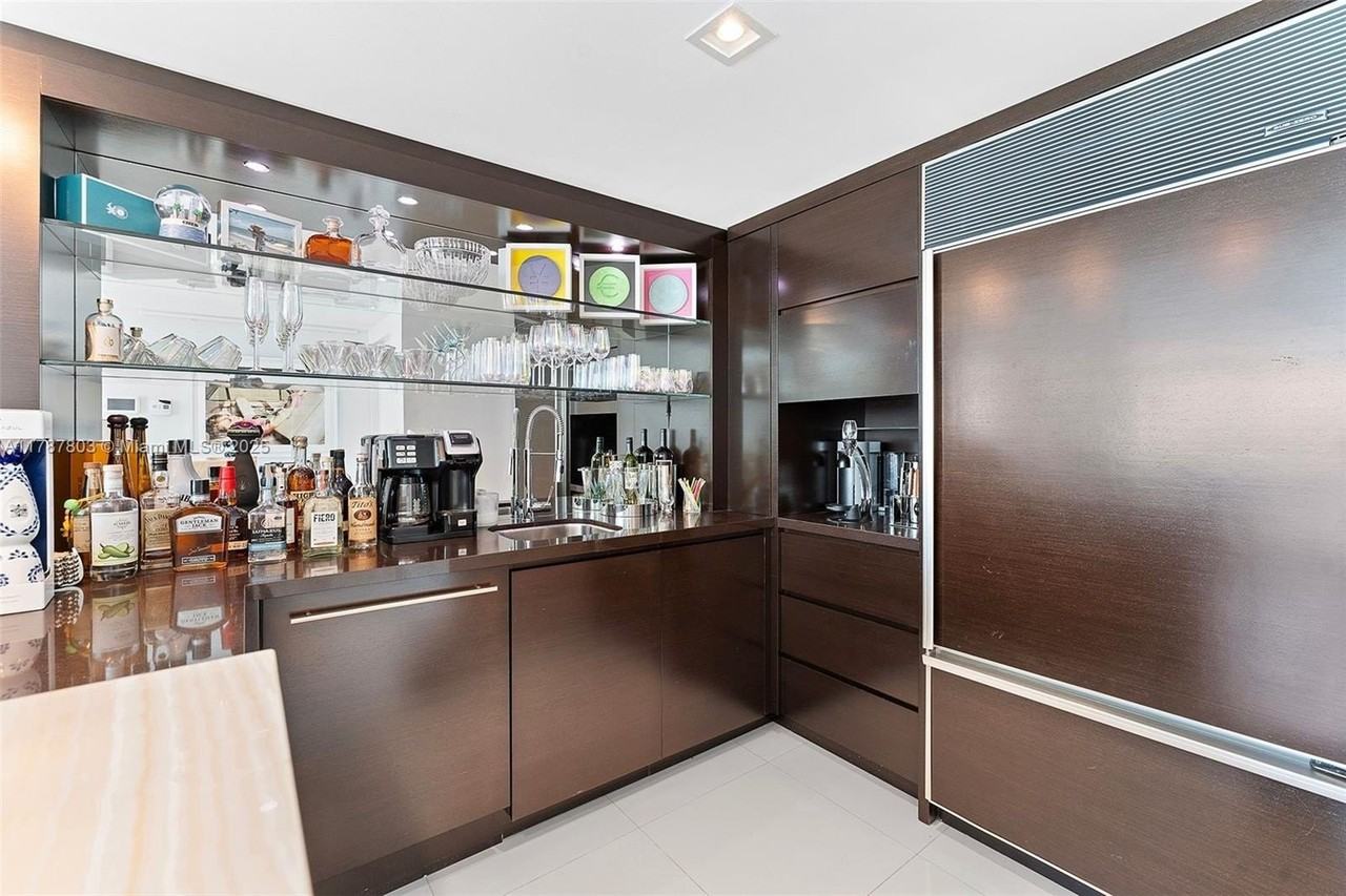 6801 Collins Ave - Photo 7 of 42