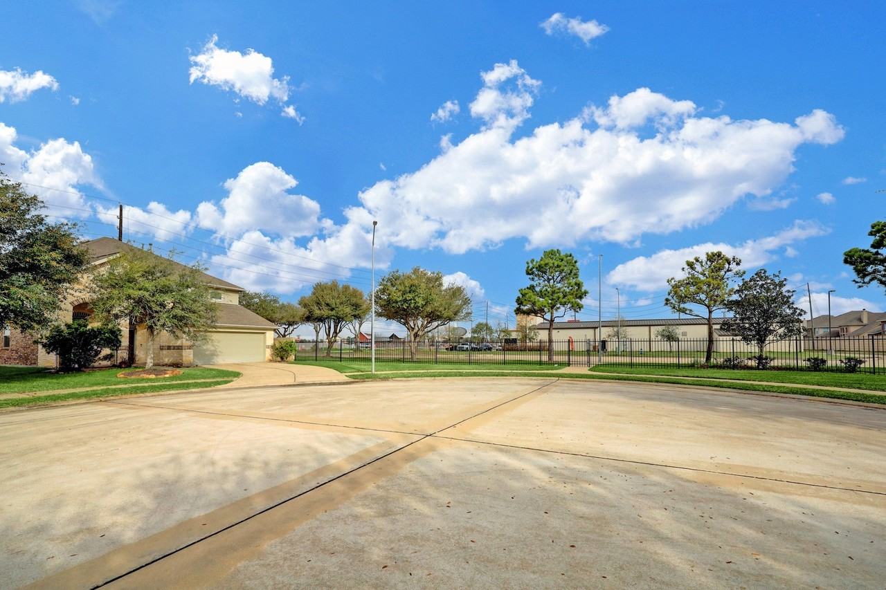 6102 Nicholas Ln - Photo 4 of 33