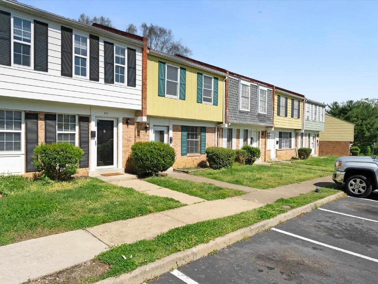 411 Roxana Rd - Photo 2 of 23