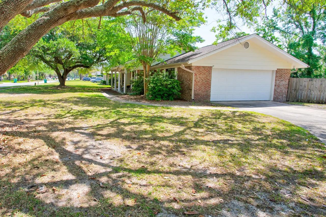 636 Overbrook Dr - Photo 3 of 27