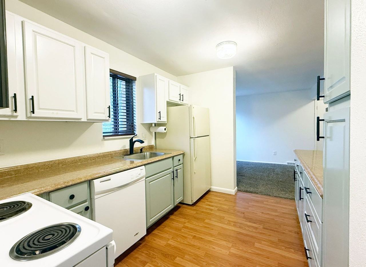 6498 Welch Ct - Photo 7 of 31