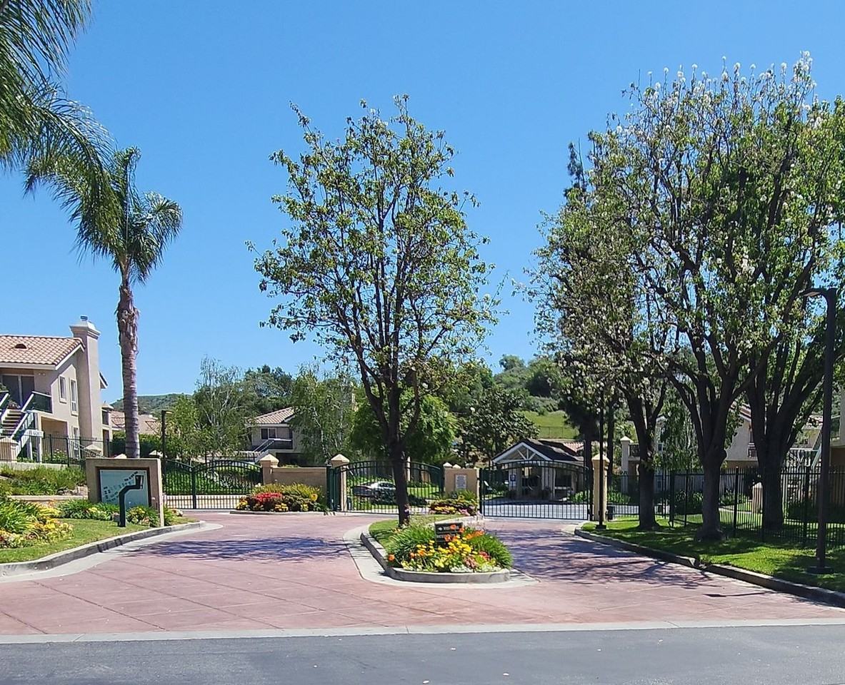 272 Augustine Way #B - Photo 2 of 33