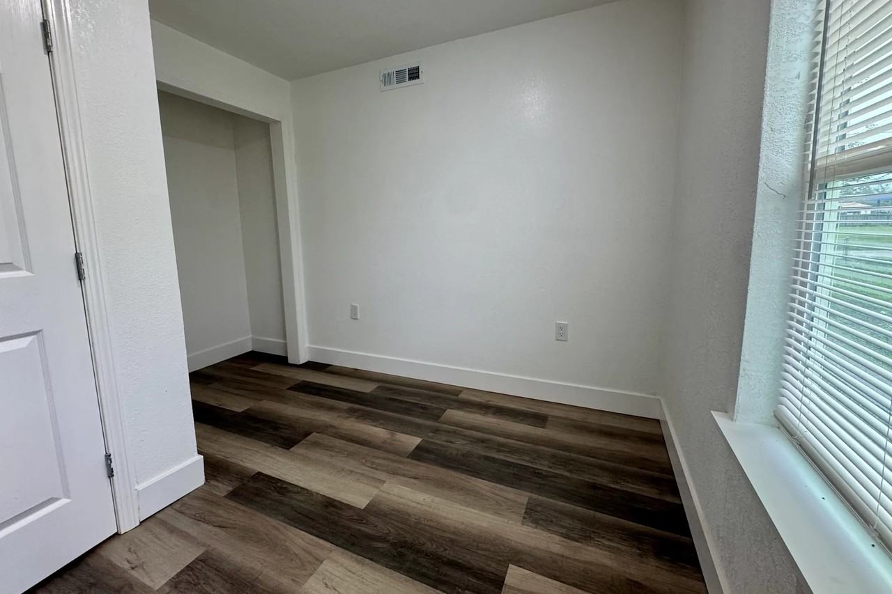 1704 Dalhart St - Photo 3 of 11