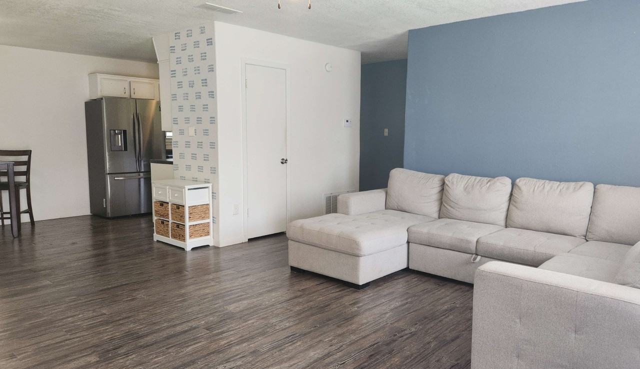 109 Gateway Cir - Photo 2 of 8