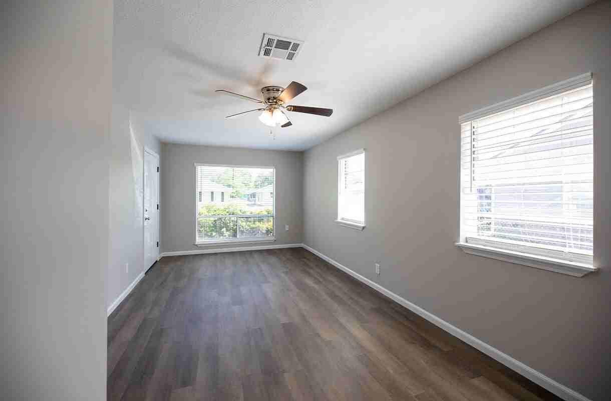 2407 9th St - Photo 3 of 17