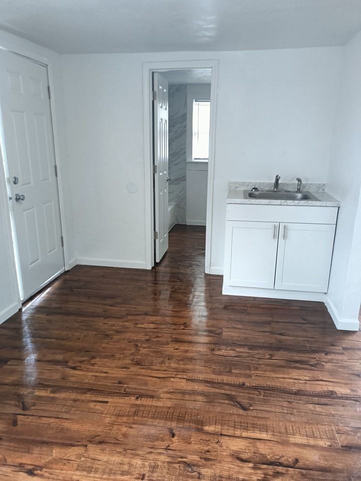 1732 Northwest 2nd St  1-7 - Photo 3 of 6