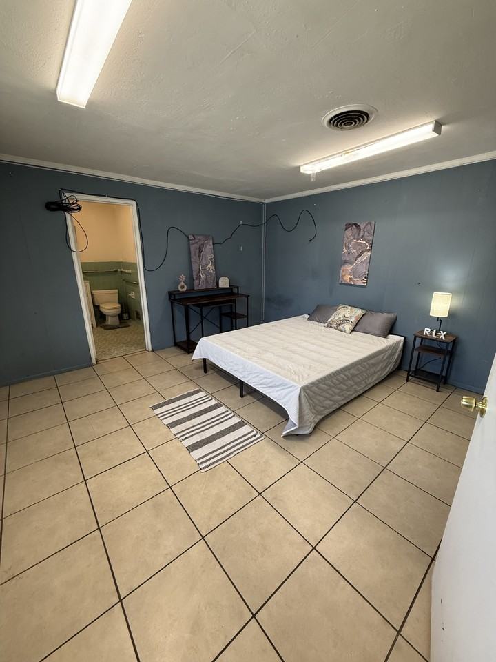 4229-4231  Norwich Street Ext. - Photo 3 of 18