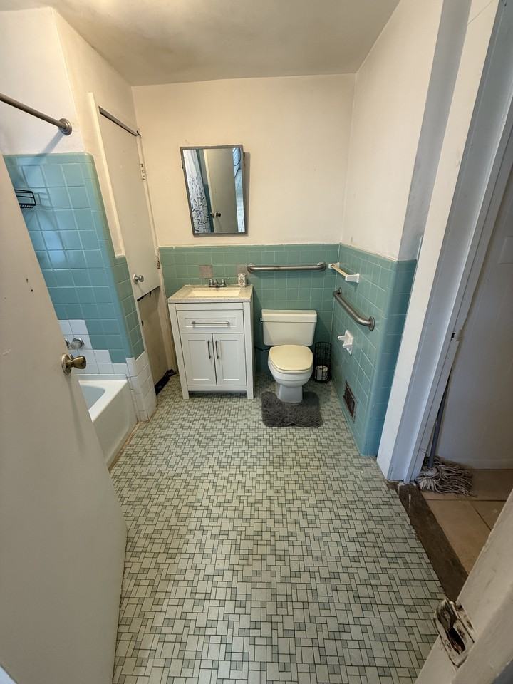 4229-4231  Norwich Street Ext. - Photo 6 of 18