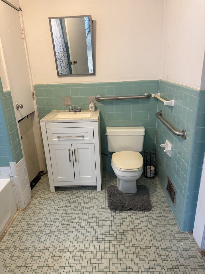 4229-4231  Norwich Street Ext. - Photo 7 of 18