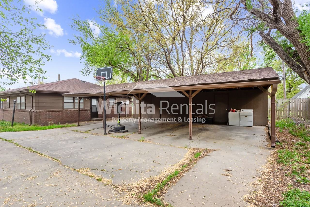 1818 N Burns St - Photo 3 of 15