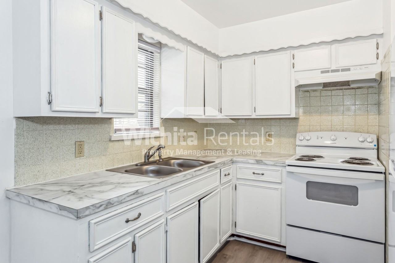 1818 N Burns St - Photo 5 of 15