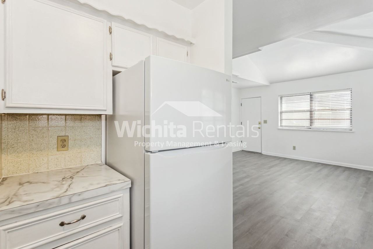 1818 N Burns St - Photo 6 of 15