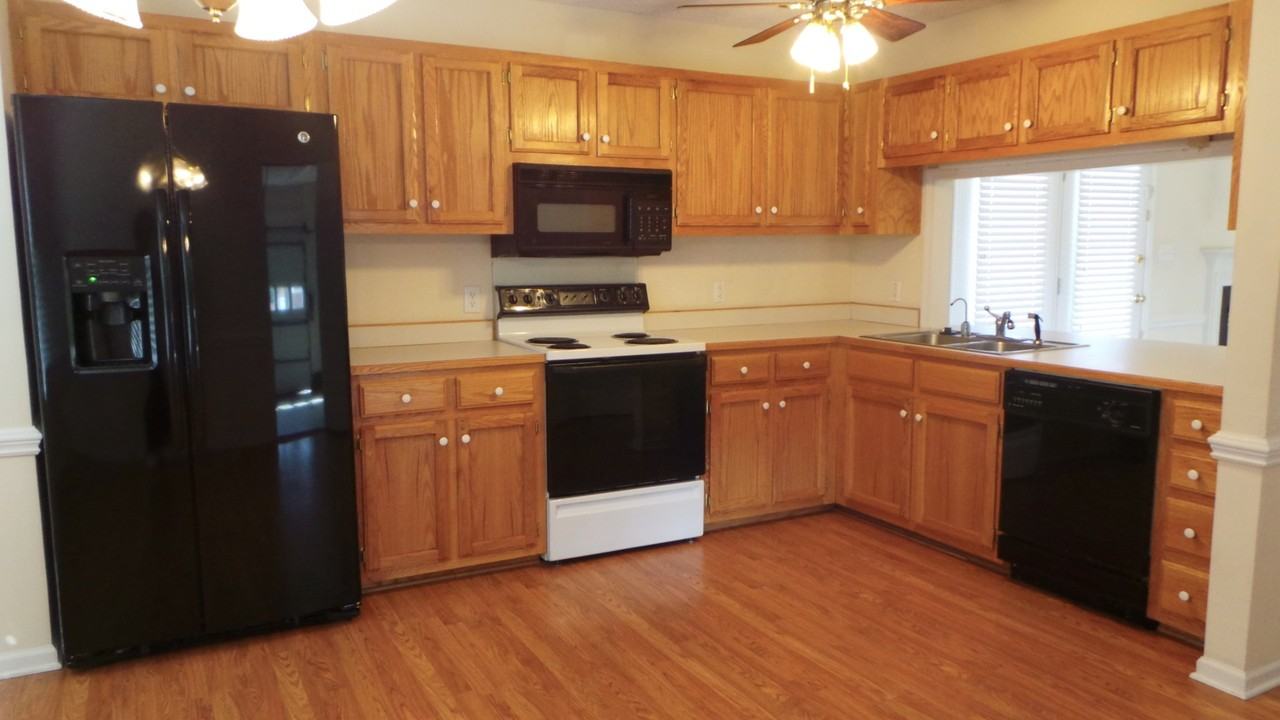 1003 Pine Ridge Ct - Photo 2 of 10