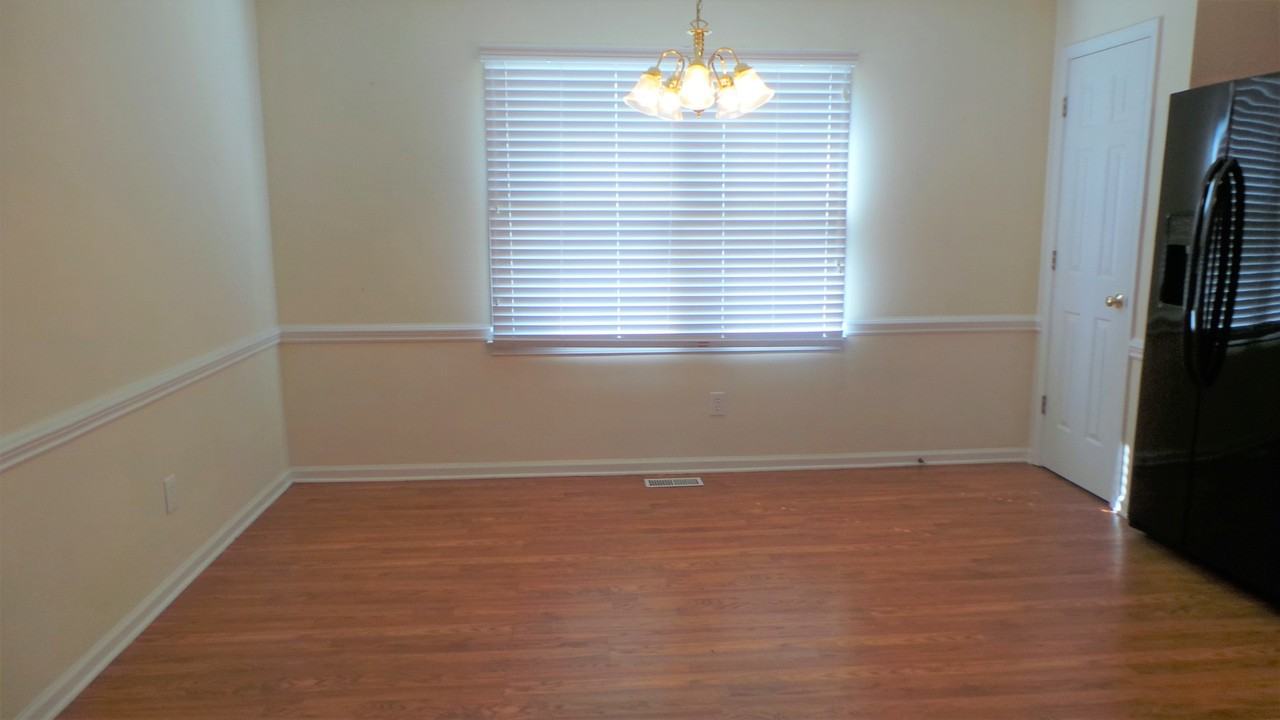 1003 Pine Ridge Ct - Photo 3 of 10