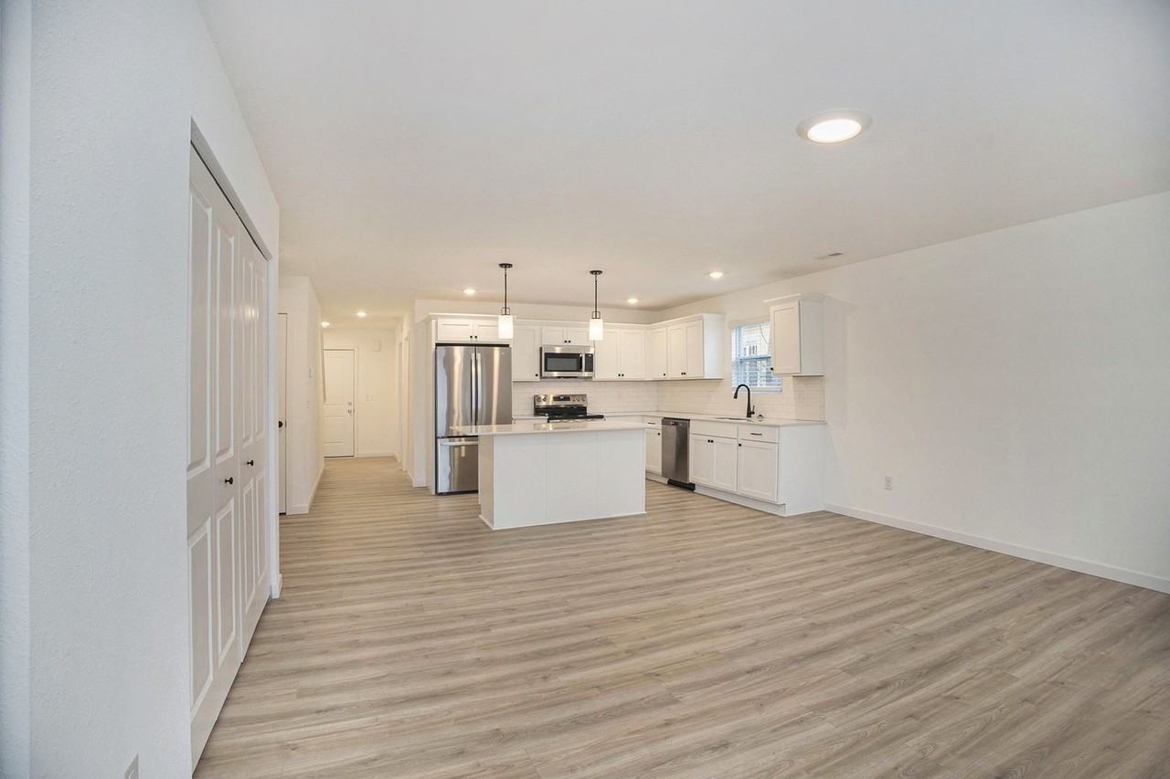 515 Burr St - Photo 6 of 23
