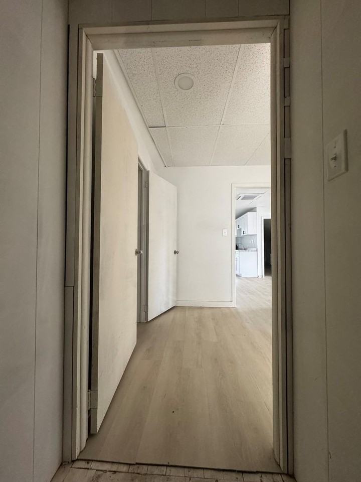 2 W Market Street - Photo 7 of 14