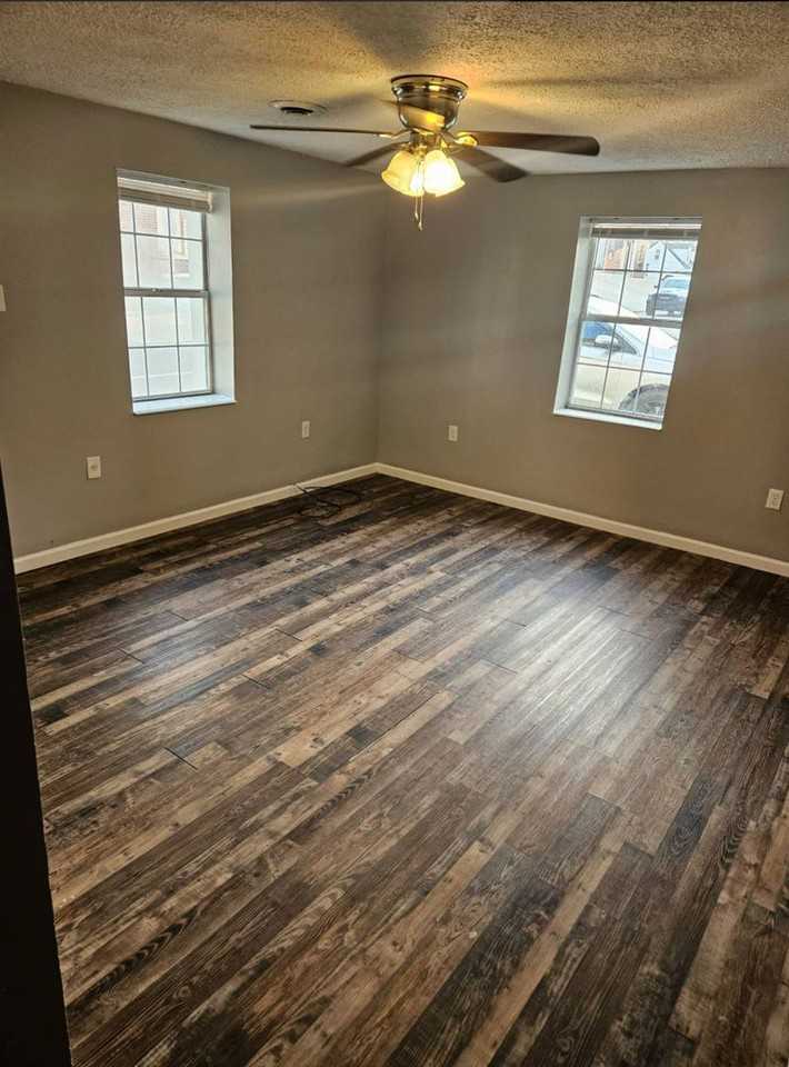 1006 W 5th St - Photo 2 of 9