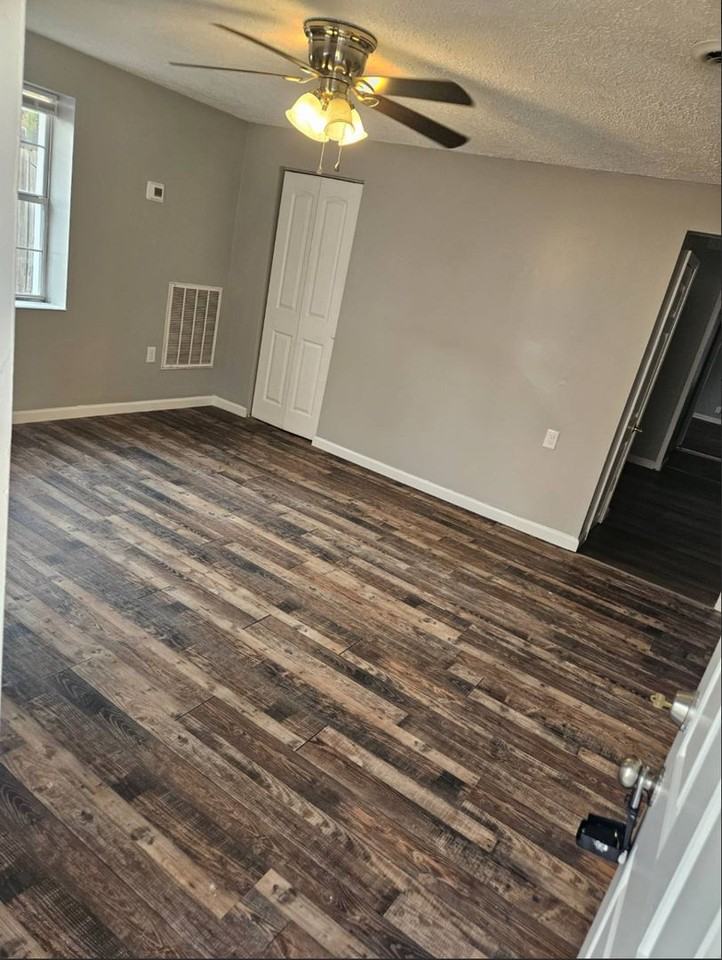 1006 W 5th St - Photo 3 of 9