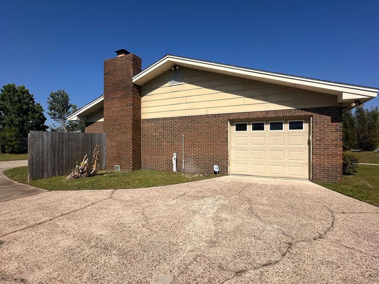 618 Gabriel St - Photo 2 of 14