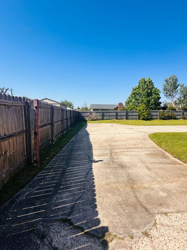 618 Gabriel St - Photo 3 of 14