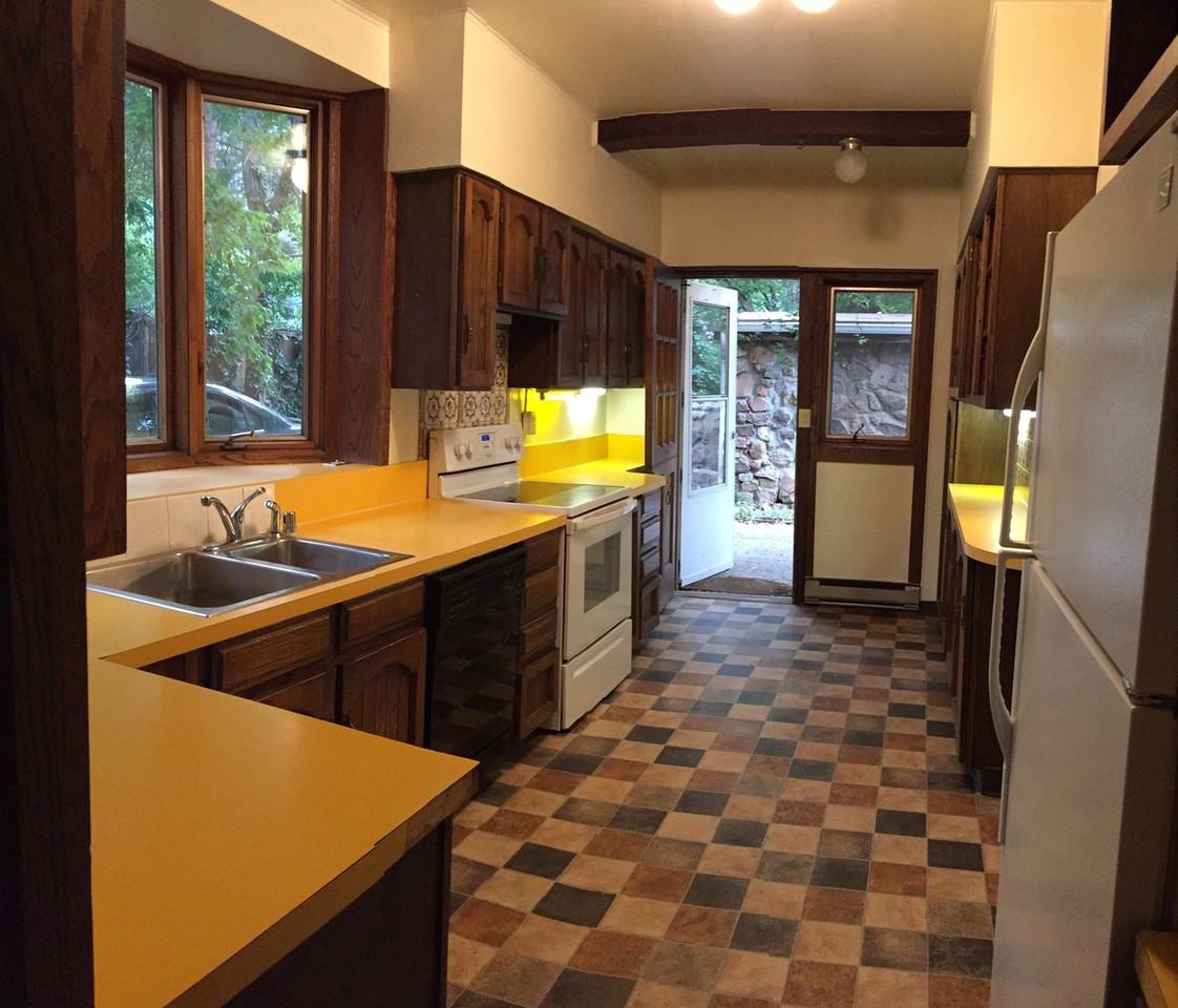 740 University Ave - Photo 6 of 34