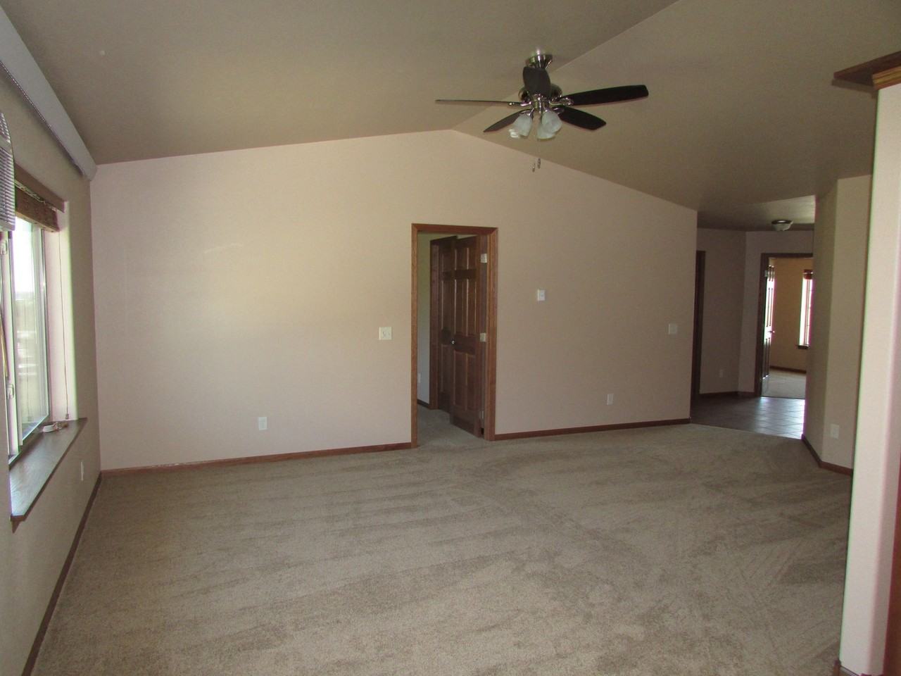 422 Sapphire Ln - Photo 3 of 6