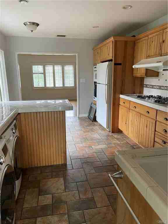 2165 E Crary St - Photo 3 of 8
