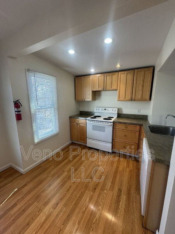 83 Middle St #2 - Photo 3 of 16