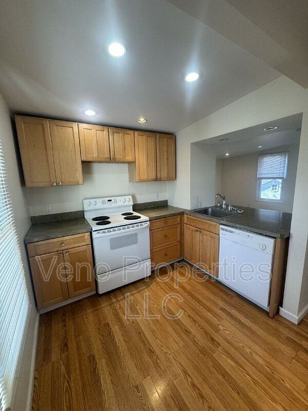 83 Middle St #2 - Photo 4 of 16