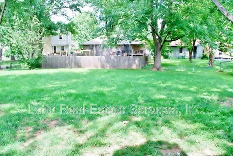 313 Se Alice St - Photo 3 of 17