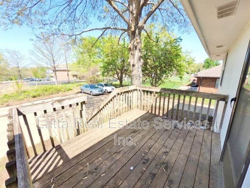 1101 Nw Mock Ave - Photo 3 of 11