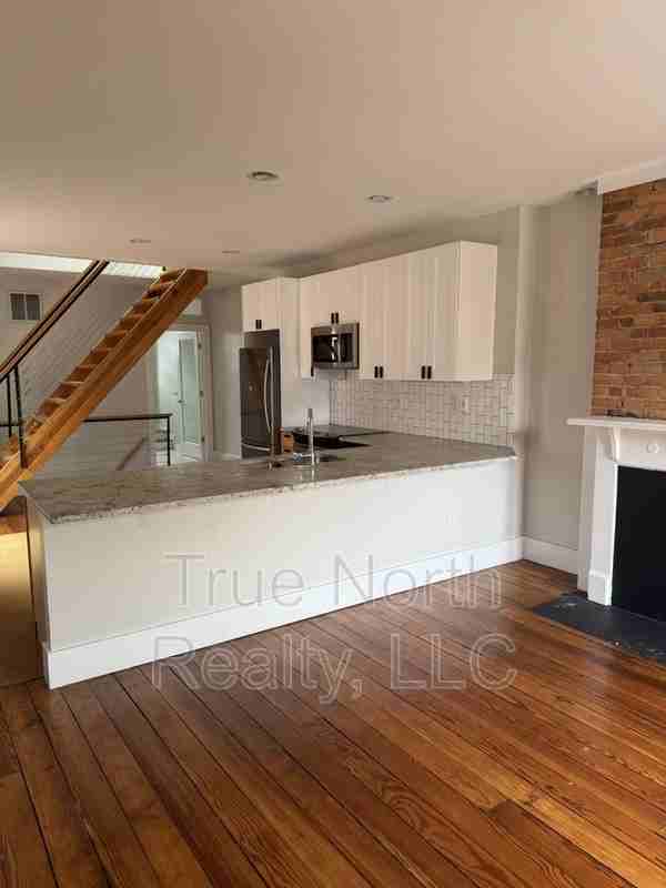 43 1/2 E Russell St - Photo 3 of 7