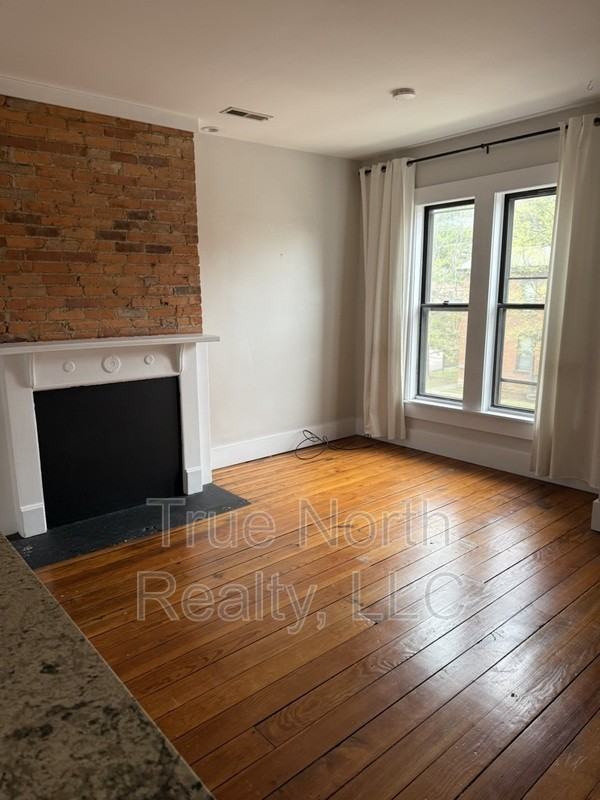 43 1/2 E Russell St - Photo 4 of 7