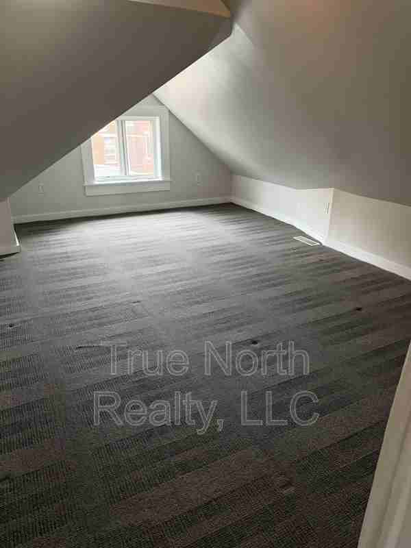 43 1/2 E Russell St - Photo 6 of 7