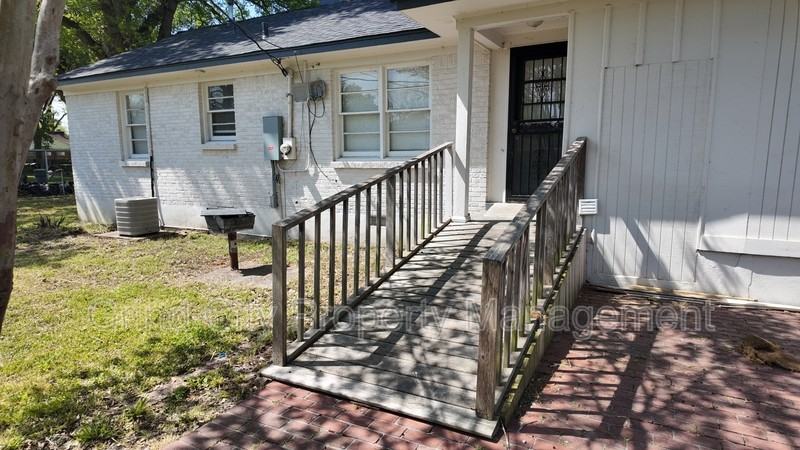 914 Stratford Rd - Photo 7 of 34