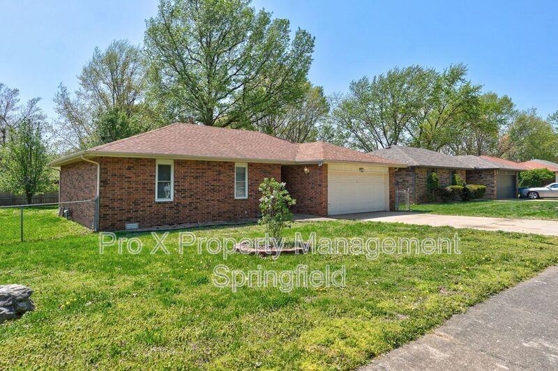 1022 W Mcgee St - Photo 2 of 20