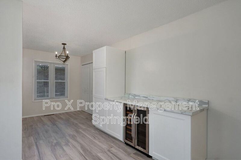 1022 W Mcgee St - Photo 5 of 20
