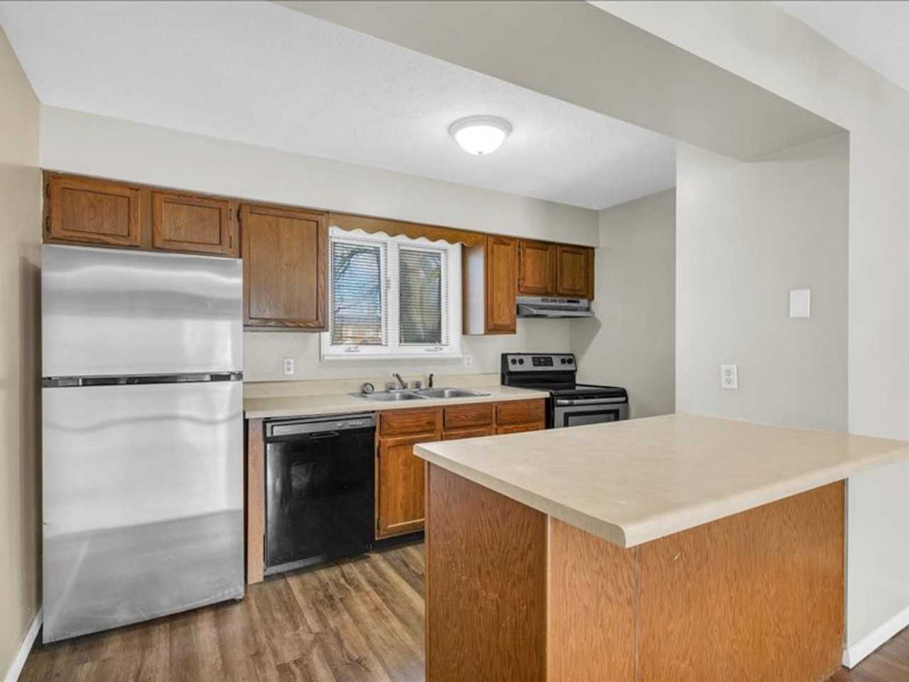 8 Ross Drive - Photo 2 of 32