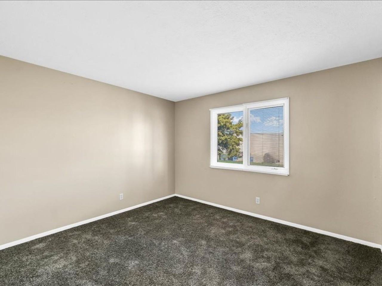 8 Ross Drive - Photo 6 of 32