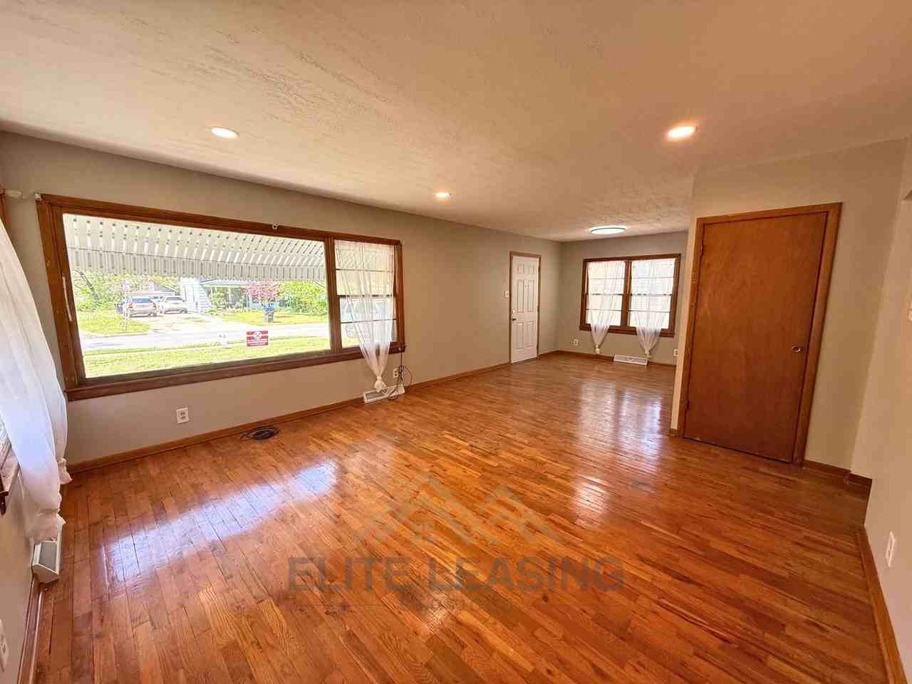 1030 Sw Macvicar Ave - Photo 2 of 9