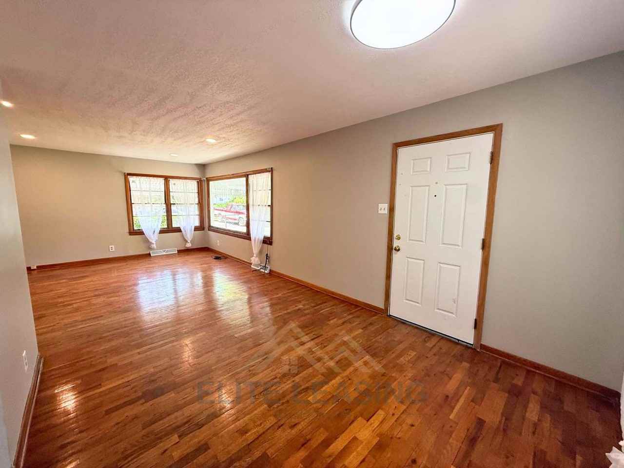 1030 Sw Macvicar Ave - Photo 3 of 9