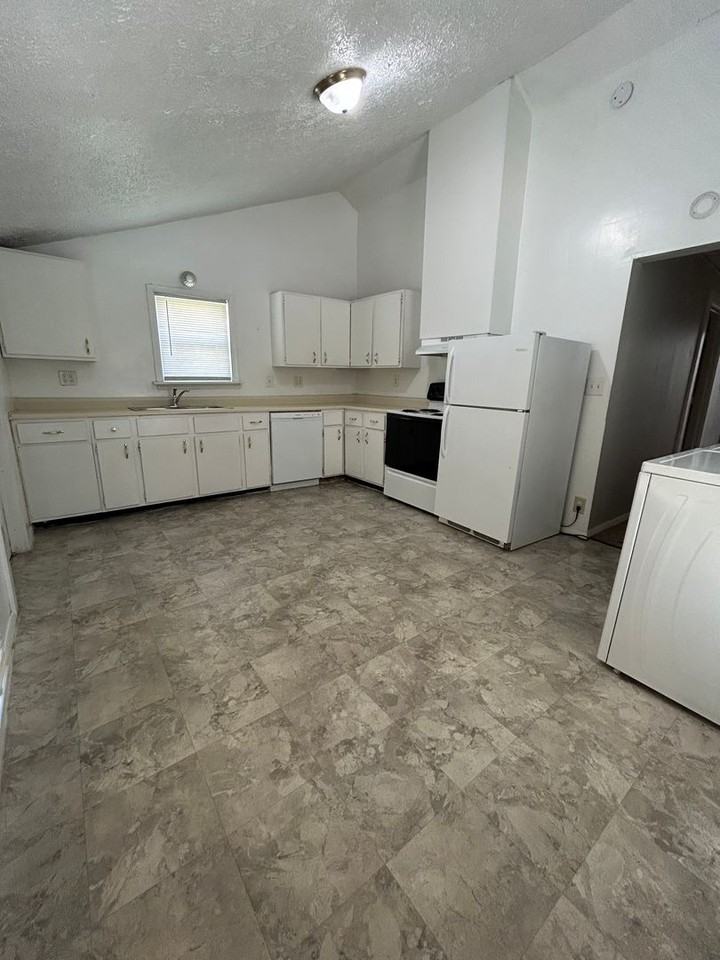 1402 Alabama Street - Photo 2 of 20